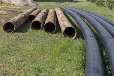 Eski yerine modern plastik borular ile kırık metal su boruları paslanmış. Plastik borular korozyon tarafından imha işleminin uzun yıllar sonra değiştirmek için hazır ve pas metal boru imha edildi