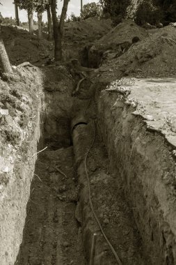 Eski paslı demir su boruları, yıpranmış paslı su temini sökülmesi için hazırlanan ile derin hendek