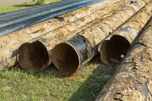 Eski Yerine Modern Plastik Borular Ile Kırık Metal Boruları Paslanmış — Stok fotoğraf