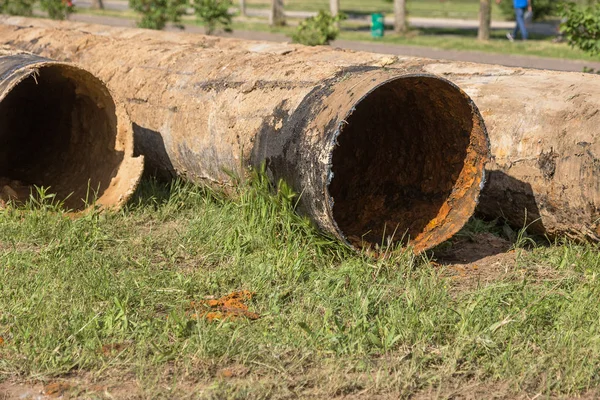 Фрагменты Старых Больших Водопроводов После Многих Лет Эксплуатации Разъеденные Металлические — стоковое фото