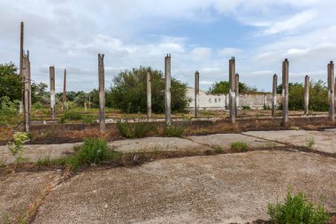 Eski paslı demir su boruları, yıpranmış paslı su temini sökülmesi için hazırlanan ile derin hendek