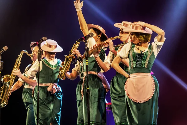 ODESSA, UKRAINE - 17 Mart 2019: Bright Music Show FREEDOM JAZZ. Parlak bir müzikal caz gösterisinde sahnede güzel bir kadın caz grubu. Erotik bir müzikal performansıyla sahnede seksi kadın müzisyenler.