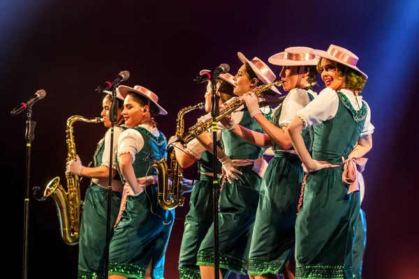 ODESSA, UKRAINE - 17 Mart 2019: Bright Music Show FREEDOM JAZZ. Parlak bir müzikal caz gösterisinde sahnede güzel bir kadın caz grubu. Erotik bir müzikal performansıyla sahnede seksi kadın müzisyenler.