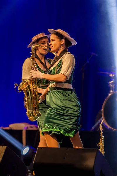 Oessa Ukraine 2019年3月17日 Bright Music Show Freedom Jazz 明るいミュージカルジャズショーでステージ上の美しい女性ジャズバンド セクシーな女性ミュージシャンオンステージでエロ音楽パフォーマンス — ストック写真