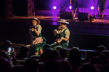 ODESSA, UKRAINE - 17 Mart 2019: Bright Music Show FREEDOM JAZZ. Parlak bir müzikal caz gösterisinde sahnede güzel bir kadın caz grubu. Erotik bir müzikal performansıyla sahnede seksi kadın müzisyenler.