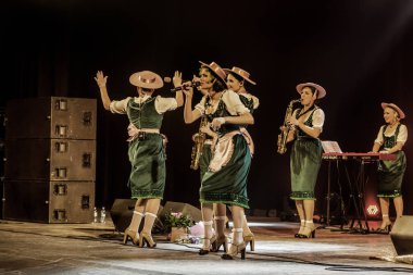 ODESSA, UKRAINE - 17 Mart 2019: Bright Music Show FREEDOM JAZZ. Parlak bir müzikal caz gösterisinde sahnede güzel bir kadın caz grubu. Erotik bir müzikal performansıyla sahnede seksi kadın müzisyenler.