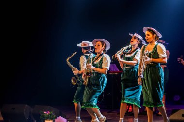 ODESSA, UKRAINE - 17 Mart 2019: Bright Music Show FREEDOM JAZZ. Parlak bir müzikal caz gösterisinde sahnede güzel bir kadın caz grubu. Erotik bir müzikal performansıyla sahnede seksi kadın müzisyenler.