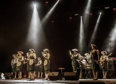 ODESSA, UKRAINE - 17 Mart 2019: Bright Music Show FREEDOM JAZZ. Parlak bir müzikal caz gösterisinde sahnede güzel bir kadın caz grubu. Erotik bir müzikal performansıyla sahnede seksi kadın müzisyenler.