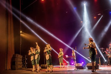 ODESSA, UKRAINE - 17 Mart 2019: Bright Music Show FREEDOM JAZZ. Parlak bir müzikal caz gösterisinde sahnede güzel bir kadın caz grubu. Erotik bir müzikal performansıyla sahnede seksi kadın müzisyenler.