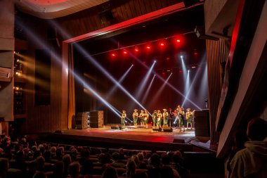 ODESSA, UKRAINE - 17 Mart 2019: Bright Music Show FREEDOM JAZZ. Parlak bir müzikal caz gösterisinde sahnede güzel bir kadın caz grubu. Erotik bir müzikal performansıyla sahnede seksi kadın müzisyenler.