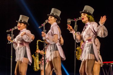 ODESSA, UKRAINE - 17 Mart 2019: Bright Music Show FREEDOM JAZZ. Parlak bir müzikal caz gösterisinde sahnede güzel bir kadın caz grubu. Erotik bir müzikal performansıyla sahnede seksi kadın müzisyenler.