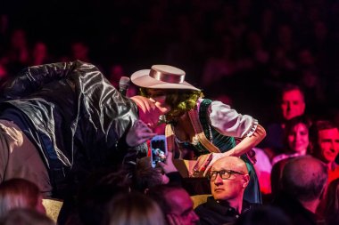 ODESSA, UKRAINE - 17 Mart 2019: Bright Music Show FREEDOM JAZZ. Parlak bir müzikal caz gösterisinde sahnede güzel bir kadın caz grubu. Erotik bir müzikal performansıyla sahnede seksi kadın müzisyenler.