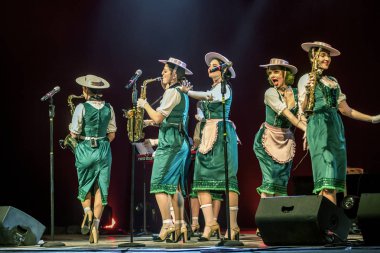 ODESSA, UKRAINE - 17 Mart 2019: Bright Music Show FREEDOM JAZZ. Parlak bir müzikal caz gösterisinde sahnede güzel bir kadın caz grubu. Erotik bir müzikal performansıyla sahnede seksi kadın müzisyenler.