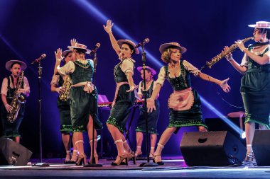 ODESSA, UKRAINE - 17 Mart 2019: Bright Music Show FREEDOM JAZZ. Parlak bir müzikal caz gösterisinde sahnede güzel bir kadın caz grubu. Erotik bir müzikal performansıyla sahnede seksi kadın müzisyenler.