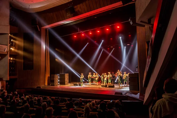 ODESSA, UKRAINE - 17 Mart 2019: Bright Music Show FREEDOM JAZZ. Parlak bir müzikal caz gösterisinde sahnede güzel bir kadın caz grubu. Erotik bir müzikal performansıyla sahnede seksi kadın müzisyenler.