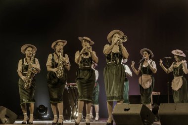 ODESSA, UKRAINE - 17 Mart 2019: Bright Music Show FREEDOM JAZZ. Parlak bir müzikal caz gösterisinde sahnede güzel bir kadın caz grubu. Erotik bir müzikal performansıyla sahnede seksi kadın müzisyenler.