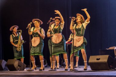 ODESSA, UKRAINE - 17 Mart 2019: Bright Music Show FREEDOM JAZZ. Parlak bir müzikal caz gösterisinde sahnede güzel bir kadın caz grubu. Erotik bir müzikal performansıyla sahnede seksi kadın müzisyenler.
