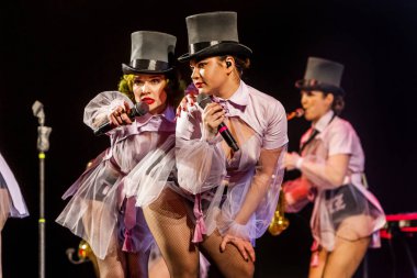 ODESSA, UKRAINE - 17 Mart 2019: Bright Music Show FREEDOM JAZZ. Parlak bir müzikal caz gösterisinde sahnede güzel bir kadın caz grubu. Erotik bir müzikal performansıyla sahnede seksi kadın müzisyenler.