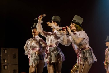 ODESSA, UKRAINE - 17 Mart 2019: Bright Music Show FREEDOM JAZZ. Parlak bir müzikal caz gösterisinde sahnede güzel bir kadın caz grubu. Erotik bir müzikal performansıyla sahnede seksi kadın müzisyenler.