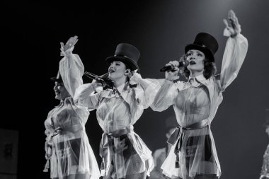 ODESSA, UKRAINE - 17 Mart 2019: Bright Music Show FREEDOM JAZZ. Parlak bir müzikal caz gösterisinde sahnede güzel bir kadın caz grubu. Erotik bir müzikal performansıyla sahnede seksi kadın müzisyenler.