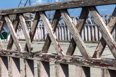 Boyalı ahşap duvar dokusu. Tahta dikey düz plakalar yapılmış bir yaşlı ahşap çit. Eski ahşap çapraz çit arka plan