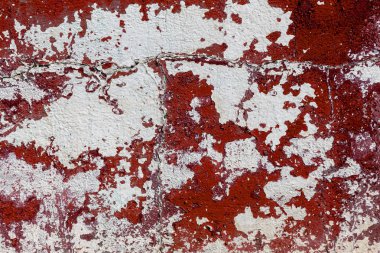 Alçı tuğla duvarın boş eski sanat dokusu. Yaprak dokusuyla boyanmış taş tuğla duvarın çatlaklarıyla kötü çizilmiş yüzey. Hasarlı alçıyla binanın ön cephesini ovaladım.