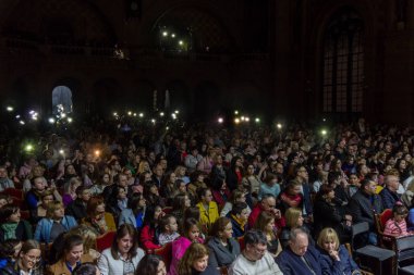 Odessa, Ukrayna-8 Nisan 2019: müzik gösterisi sırasında Alosha tarafından rock konseri seyircilerin kalabalık. Mutlu insanlar kalabalık rock konseri zevk, ellerini yükseltmek ve ellerini alkış, stand seyirci