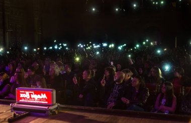 Odessa, Ukrayna-8 Nisan 2019: müzik gösterisi sırasında Alosha tarafından rock konseri seyircilerin kalabalık. Mutlu insanlar kalabalık rock konseri zevk, ellerini yükseltmek ve ellerini alkış, stand seyirci