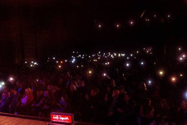 Odessa, Ukrayna-8 Nisan 2019: müzik gösterisi sırasında Alosha tarafından rock konseri seyircilerin kalabalık. Mutlu insanlar kalabalık rock konseri zevk, ellerini yükseltmek ve ellerini alkış, stand seyirci