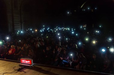Odessa, Ukrayna-8 Nisan 2019: müzik gösterisi sırasında Alosha tarafından rock konseri seyircilerin kalabalık. Mutlu insanlar kalabalık rock konseri zevk, ellerini yükseltmek ve ellerini alkış, stand seyirci