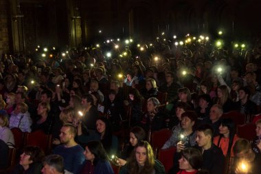 Odessa, Ukrayna-8 Nisan 2019: müzik gösterisi sırasında Alosha tarafından rock konseri seyircilerin kalabalık. Mutlu insanlar kalabalık rock konseri zevk, ellerini yükseltmek ve ellerini alkış, stand seyirci