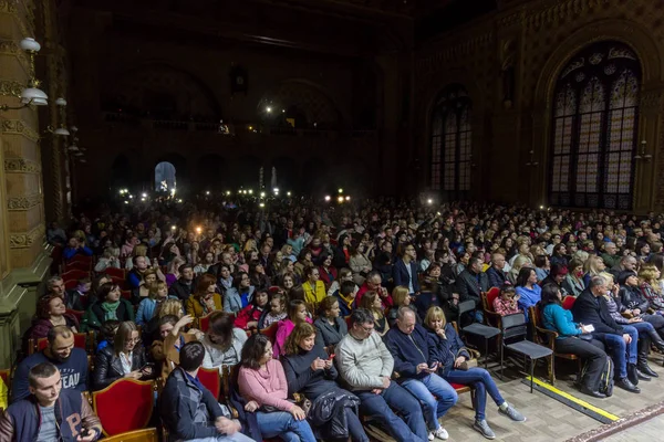 Odessa Ukraina Kwietnia 2019 Tłum Widzów Koncert Rockowy Przez Alosha — Zdjęcie stockowe