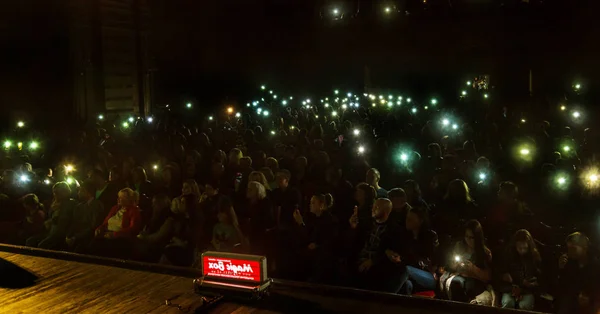 オデッサ ウクライナ 2019 音楽ショーの間に Alosha によってロックコンサートで観客の群衆 幸せな人々の群衆は ロックコンサートを楽しんで 彼らの手を上げ 自分の手を拍手 — ストック写真