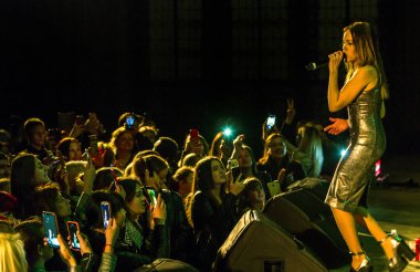 Odessa, Ukrayna-8 Nisan 2019: müzik gösterisi sırasında Alosha tarafından rock konseri seyircilerin kalabalık. Mutlu insanlar kalabalık rock konseri zevk, ellerini yükseltmek ve ellerini alkış, stand seyirci