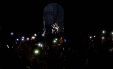 Odessa, Ukrayna-8 Nisan 2019: müzik gösterisi sırasında Alosha tarafından rock konseri seyircilerin kalabalık. Mutlu insanlar kalabalık rock konseri zevk, ellerini yükseltmek ve ellerini alkış, stand seyirci