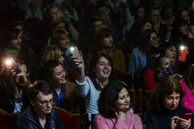 Odessa, Ukrayna-8 Nisan 2019: müzik gösterisi sırasında Alosha tarafından rock konseri seyircilerin kalabalık. Mutlu insanlar kalabalık rock konseri zevk, ellerini yükseltmek ve ellerini alkış, stand seyirci