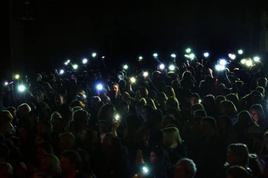 Odessa, Ukrayna-8 Nisan 2019: müzik gösterisi sırasında Alosha tarafından rock konseri seyircilerin kalabalık. Mutlu insanlar kalabalık rock konseri zevk, ellerini yükseltmek ve ellerini alkış, stand seyirci