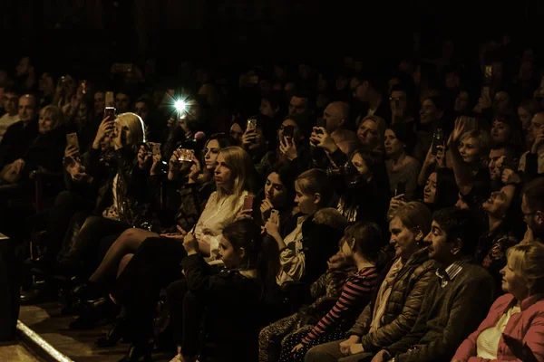 오데사 우크라이나 2019 Alosha에 콘서트에서 관중의 사람들의 군중은 콘서트를 자신의 — 스톡 사진