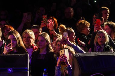 Odessa, Ukrayna-8 Nisan 2019: müzik gösterisi sırasında Alosha tarafından rock konseri seyircilerin kalabalık. Mutlu insanlar kalabalık rock konseri zevk, ellerini yükseltmek ve ellerini alkış, stand seyirci