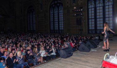 Odessa, Ukrayna-8 Nisan 2019: müzik gösterisi sırasında Alosha tarafından rock konseri seyircilerin kalabalık. Mutlu insanlar kalabalık rock konseri zevk, ellerini yükseltmek ve ellerini alkış, stand seyirci