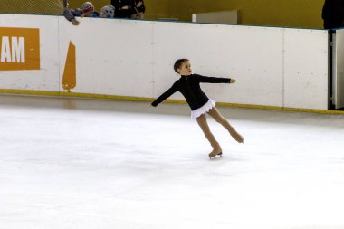 Odessa, Ukrayna-11 Nis 2019: küçük çocuklar stadyum buz arenada artistik buz pateni. Küçük kızlar paten yapmayı öğrenir. Artistik buz pateni Okulu. Genç patenci kapalı pistte tren. Genç spor kızlar