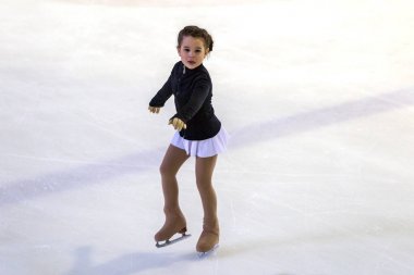 Odessa, Ukrayna-11 Nis 2019: küçük çocuklar stadyum buz arenada artistik buz pateni. Küçük kızlar paten yapmayı öğrenir. Artistik buz pateni Okulu. Genç patenci kapalı pistte tren. Genç spor kızlar