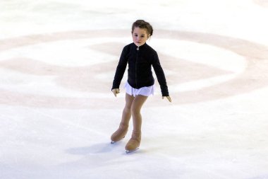 Odessa, Ukrayna-11 Nis 2019: küçük çocuklar stadyum buz arenada artistik buz pateni. Küçük kızlar paten yapmayı öğrenir. Artistik buz pateni Okulu. Genç patenci kapalı pistte tren. Genç spor kızlar