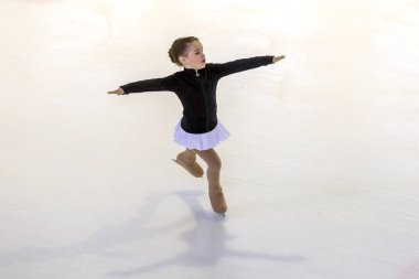 Odessa, Ukrayna-11 Nis 2019: küçük çocuklar stadyum buz arenada artistik buz pateni. Küçük kızlar paten yapmayı öğrenir. Artistik buz pateni Okulu. Genç patenci kapalı pistte tren. Genç spor kızlar