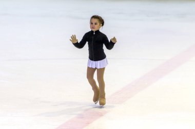 Odessa, Ukrayna-11 Nis 2019: küçük çocuklar stadyum buz arenada artistik buz pateni. Küçük kızlar paten yapmayı öğrenir. Artistik buz pateni Okulu. Genç patenci kapalı pistte tren. Genç spor kızlar