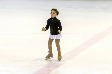 Odessa, Ukrayna-11 Nis 2019: küçük çocuklar stadyum buz arenada artistik buz pateni. Küçük kızlar paten yapmayı öğrenir. Artistik buz pateni Okulu. Genç patenci kapalı pistte tren. Genç spor kızlar