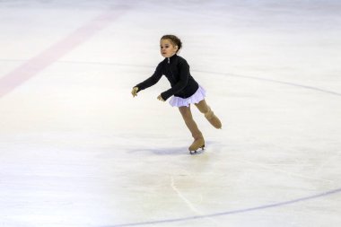 Odessa, Ukrayna-11 Nis 2019: küçük çocuklar stadyum buz arenada artistik buz pateni. Küçük kızlar paten yapmayı öğrenir. Artistik buz pateni Okulu. Genç patenci kapalı pistte tren. Genç spor kızlar