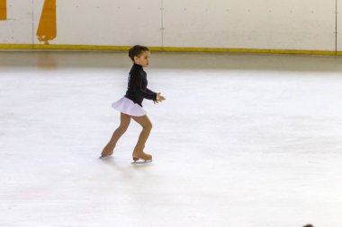 Odessa, Ukrayna-11 Nis 2019: küçük çocuklar stadyum buz arenada artistik buz pateni. Küçük kızlar paten yapmayı öğrenir. Artistik buz pateni Okulu. Genç patenci kapalı pistte tren. Genç spor kızlar