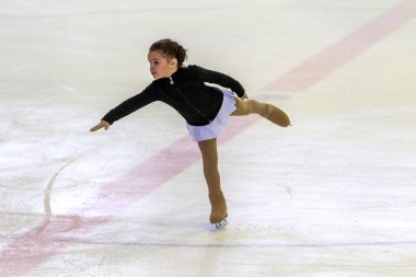 Odessa, Ukrayna-11 Nis 2019: küçük çocuklar stadyum buz arenada artistik buz pateni. Küçük kızlar paten yapmayı öğrenir. Artistik buz pateni Okulu. Genç patenci kapalı pistte tren. Genç spor kızlar