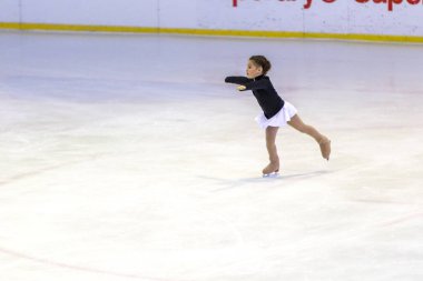 Odessa, Ukrayna-11 Nis 2019: küçük çocuklar stadyum buz arenada artistik buz pateni. Küçük kızlar paten yapmayı öğrenir. Artistik buz pateni Okulu. Genç patenci kapalı pistte tren. Genç spor kızlar